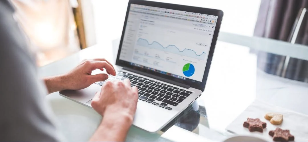 Profesional analizando gráficos financieros en una computadora